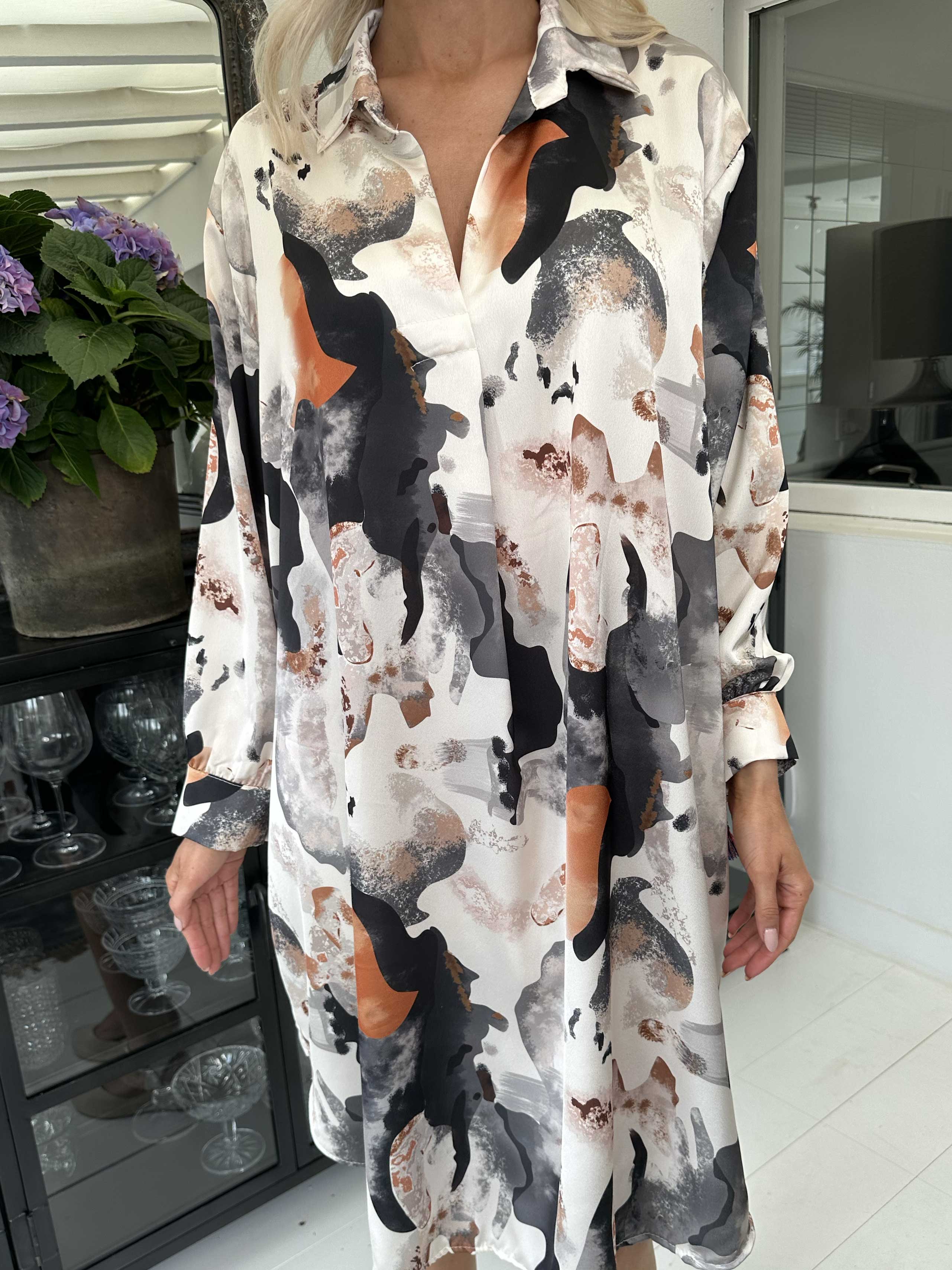 Lyng - Mönstrad klänning i sidenlook med skjortkrage